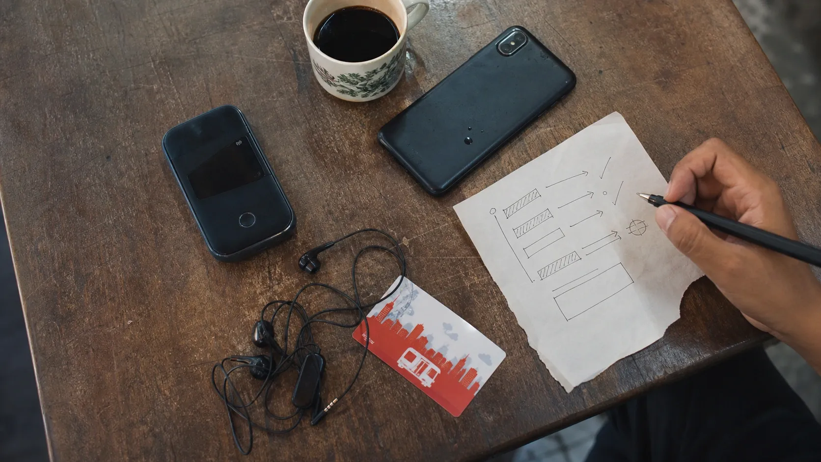 Ponsel, hotspot Wi-Fi, dan catatan hemat data di meja kafe sebagai cara menghemat kuota saat main game online
