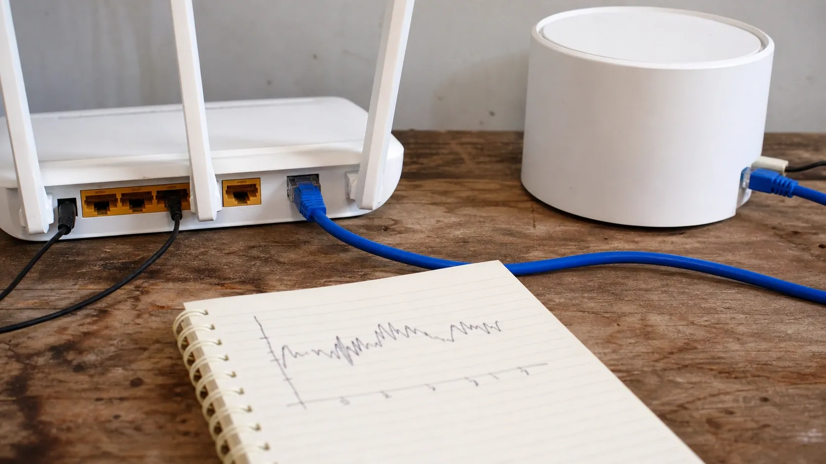 Router, kabel Ethernet, dan node Wi-Fi untuk mengurangi ping tinggi saat main game online