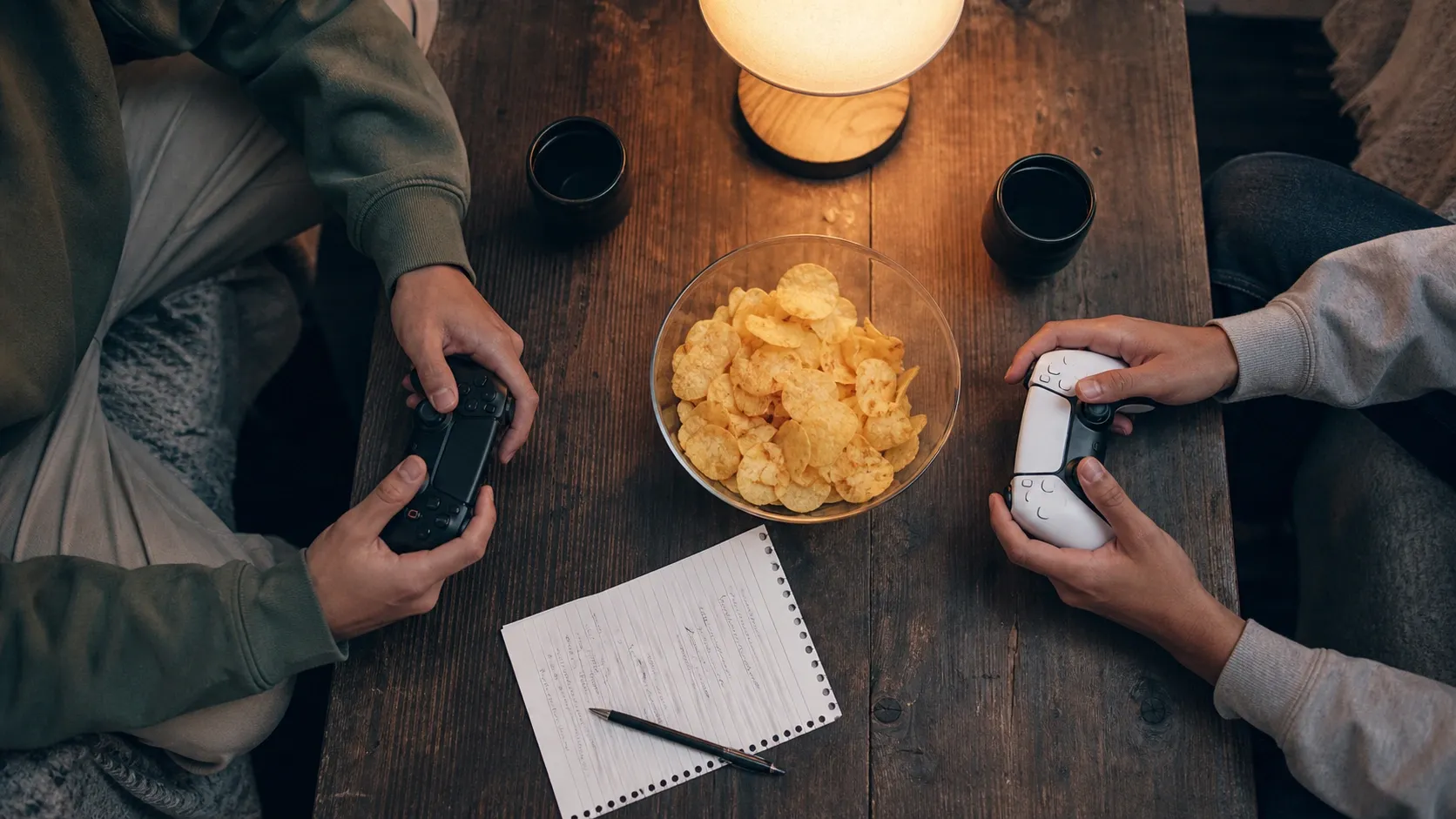 Dua controller disiapkan untuk memainkan game co-op berdua