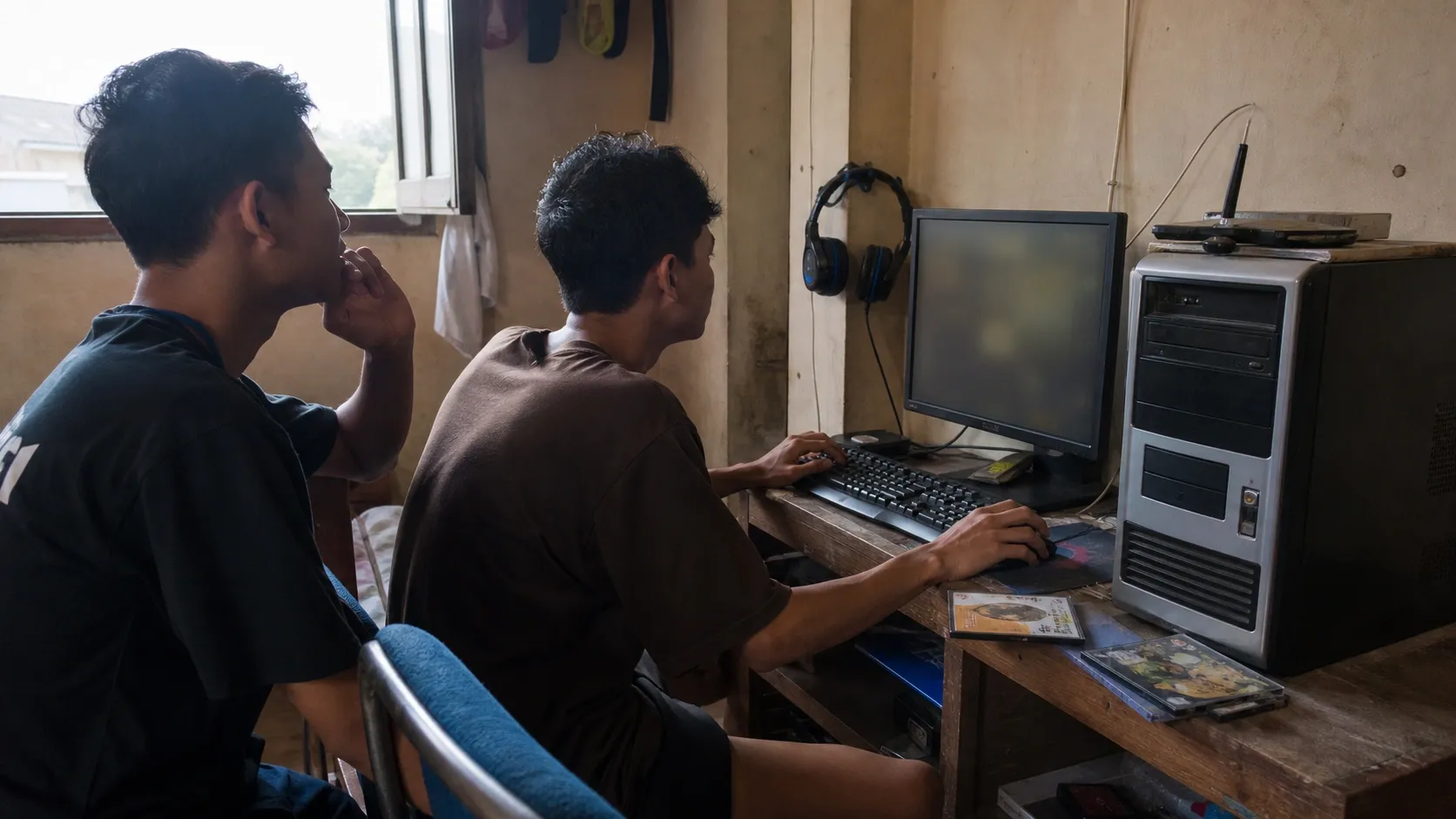 Sudut komputer sederhana di kamar mahasiswa untuk bermain game gratis di PC
