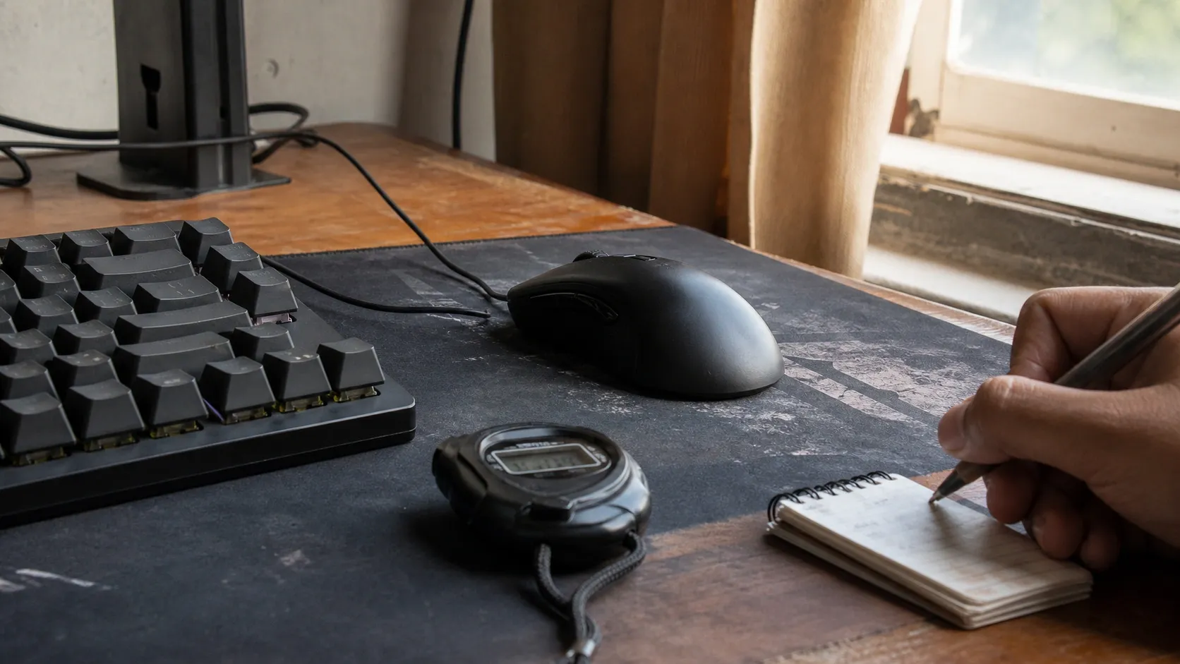 Keyboard, mouse, dan stopwatch sebagai gambaran FPS atau frame rate dalam game